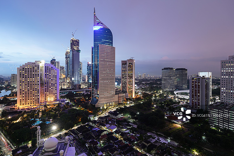 暮色笼罩着印度尼西亚首都雅加达商业区图片素材
