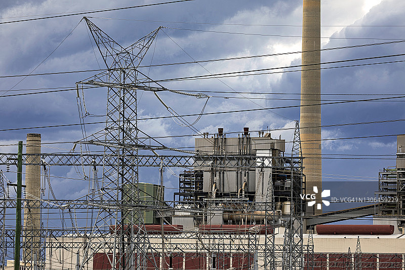 电塔，烟囱，风暴云，废弃的燃煤发电站，澳大利亚图片素材