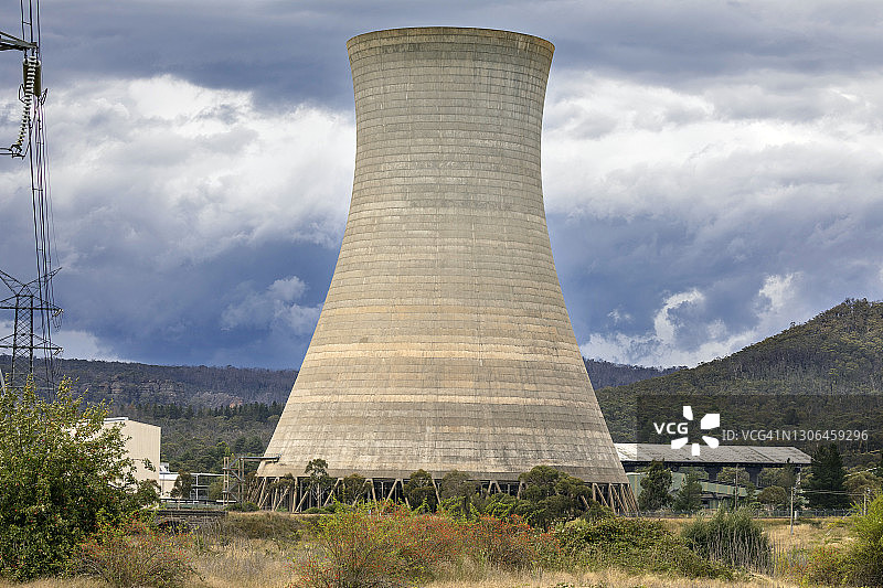大型混凝土冷却塔，风暴云，关闭煤炭发电厂，澳大利亚图片素材