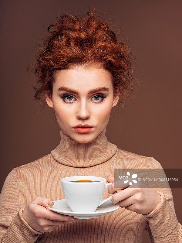 一个清新可爱的女人的肖像，拿着一杯咖啡图片素材