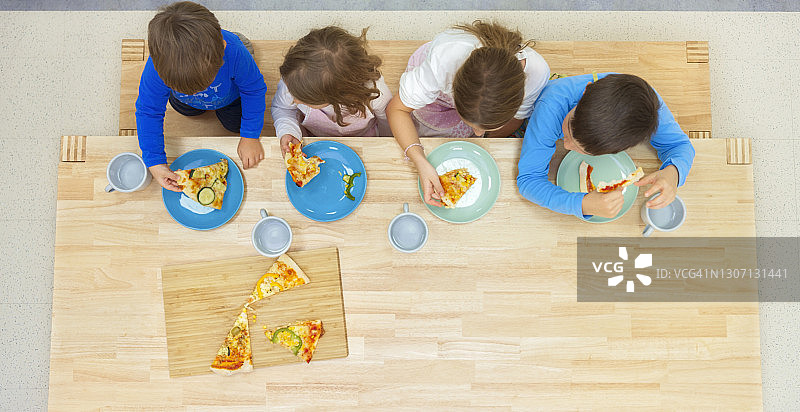 孩子们在烹饪课上吃披萨图片素材