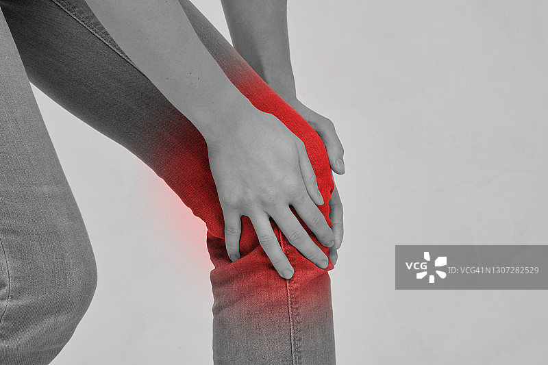 人按摩腿部膝盖的一部分，因为感觉疼痛或受伤图片素材