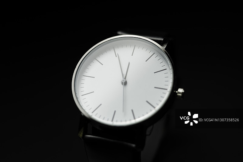 白色模拟手表图片素材