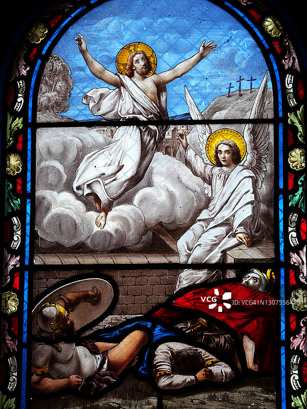 圣经中的耶稣基督复活的场景在一扇古老的彩色玻璃窗上图片素材