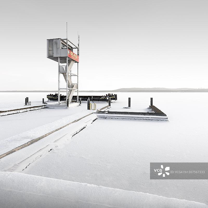 德国柏林，被冰雪覆盖的救援塔图片素材