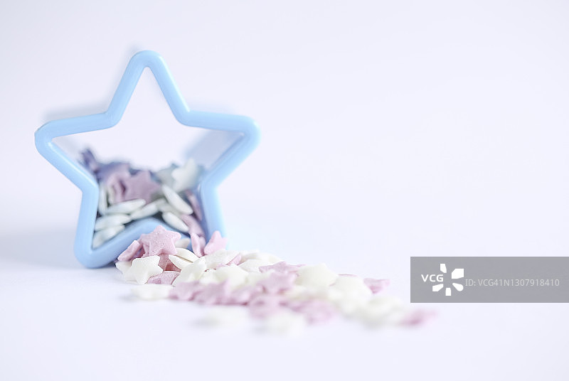 星星形状的饼干切割机与星星形状的糖屑图片素材