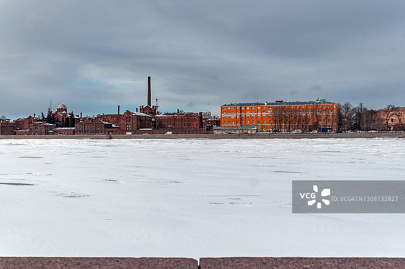 从圣彼得堡中心的堤岸眺望涅瓦河图片素材