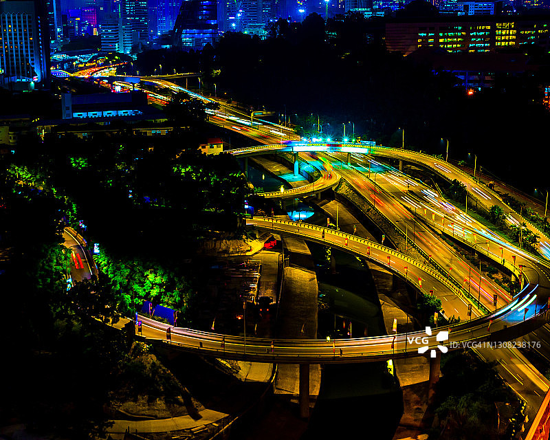 车灯在马来西亚吉隆坡的城市中穿行图片素材