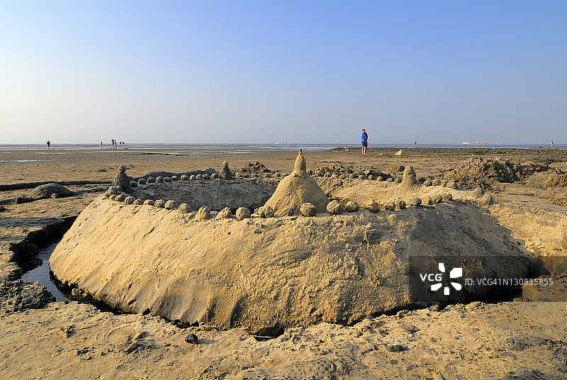 库克斯海文-一个在北海海滩上的沙堡有退潮-下萨克森，德国，欧洲。图片素材