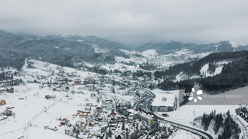 山上冬季滑雪胜地的鸟瞰图图片素材