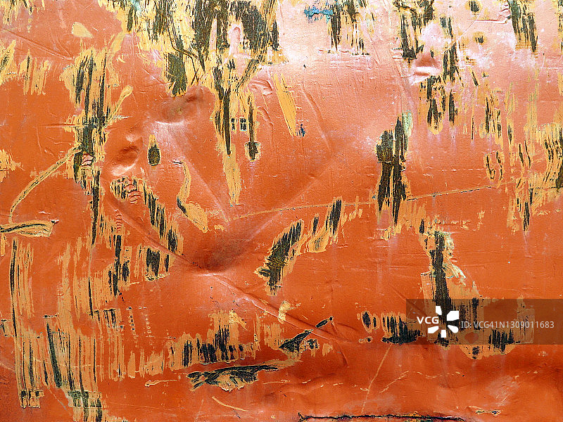 在巴黎，锈迹斑斑的金属上涂上了久经风霜的橙色油漆图片素材