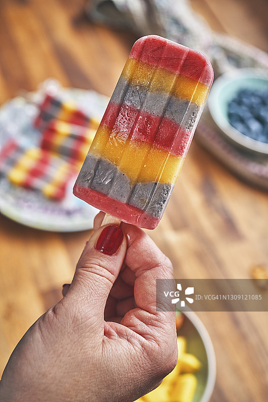 芒果，草莓，蓝莓冰淇淋棒图片素材