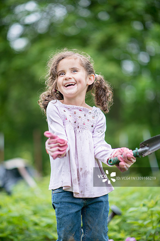 花园里的快乐小女孩图片素材