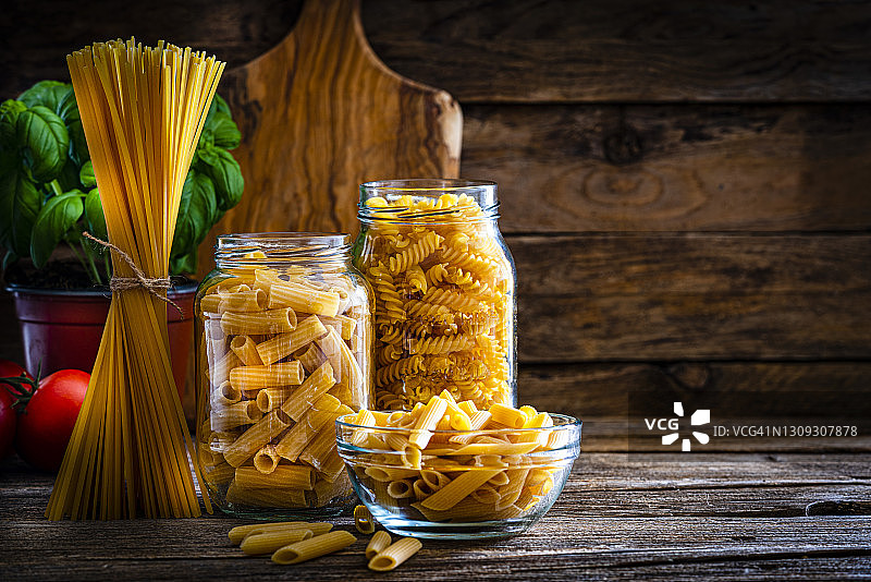 意大利食品:玻璃罐中各种各样的生意大利面图片素材