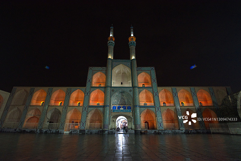 伊朗亚兹德Amir Chakhmaq什叶派清真寺美丽的夜晚灯光图片素材