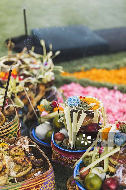巴厘传统的迦能沙利祭以鲜花、食物和烟熏香棒供奉神灵和神灵图片素材