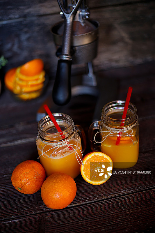 准备橙汁在家里库存照片图片素材