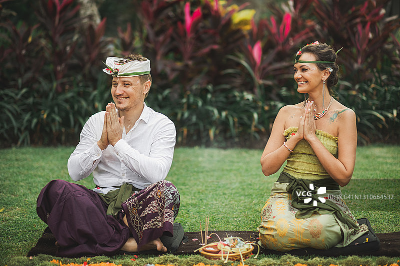 在巴厘岛为欧洲白种夫妇举办的神圣婚礼。一起开心地笑着图片素材