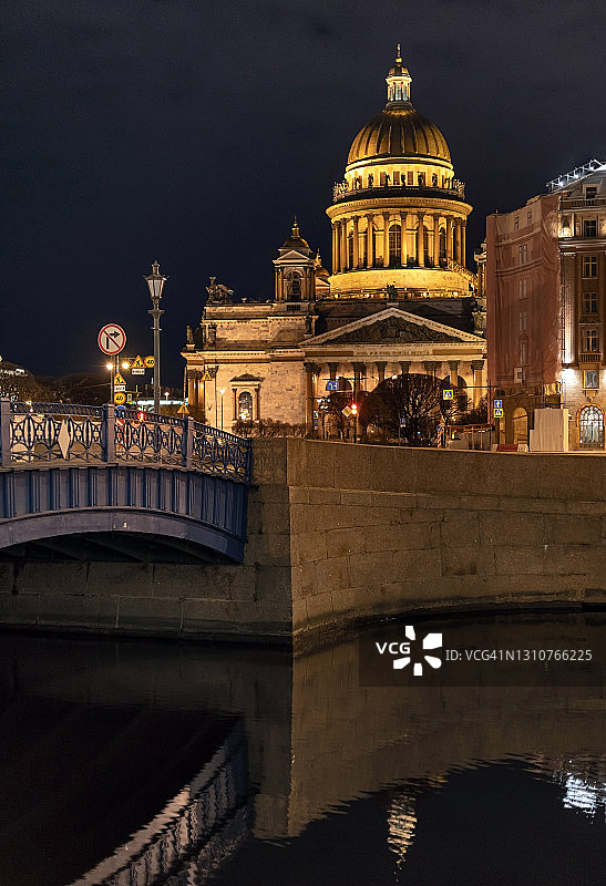 俄罗斯圣彼得堡以撒大教堂的夜晚照明图片素材