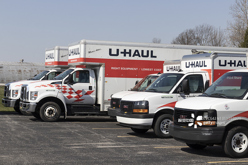 U-Haul搬家卡车租赁地点。U-Haul提供移动和存储解决方案。图片素材