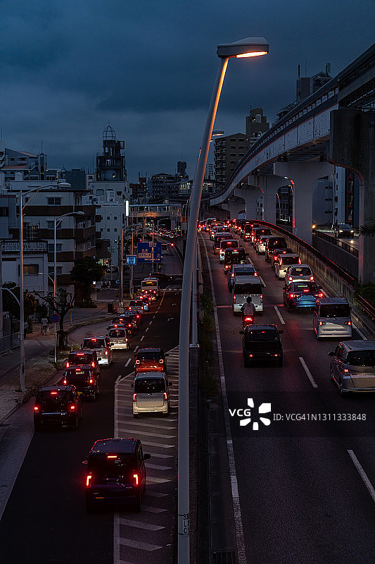 照亮了日本那霸市的城市街道图片素材