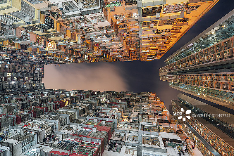 从下面看，香港的许多公寓楼图片素材