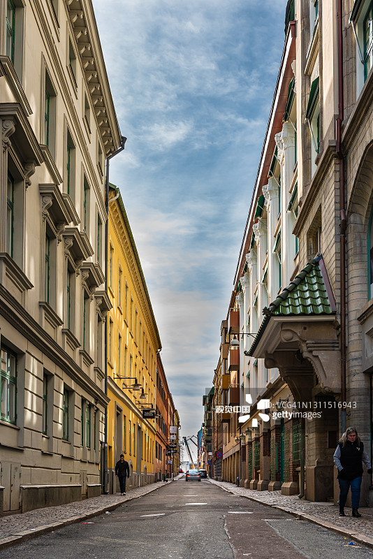 狭窄的Kronhusgatan的广角照片。图片素材