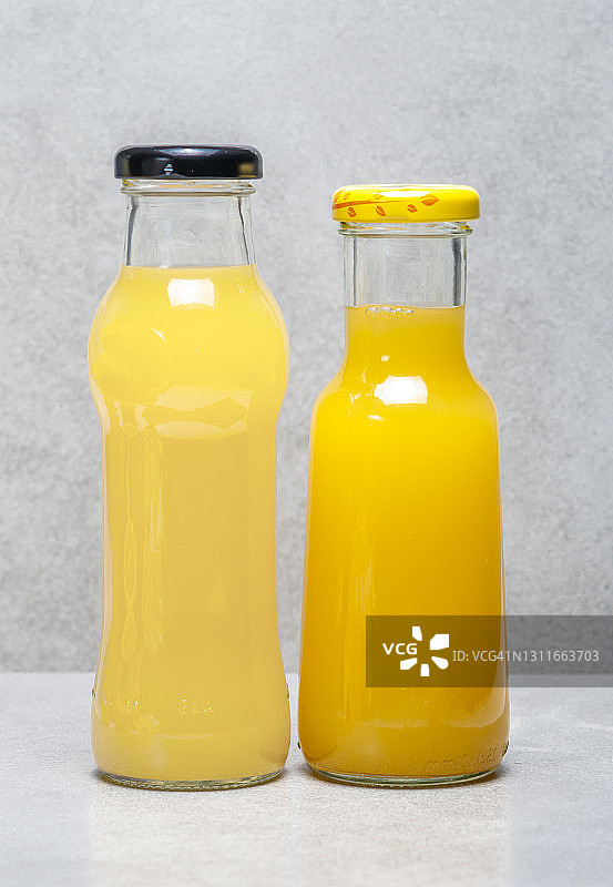 柠檬水和橙汁在一个玻璃瓶里图片素材