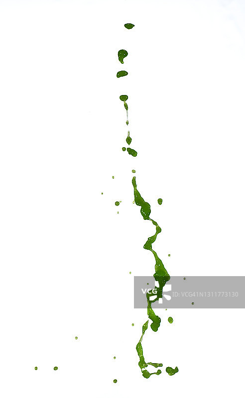 一组绿色的油漆滴落在白色的背景上。图片素材