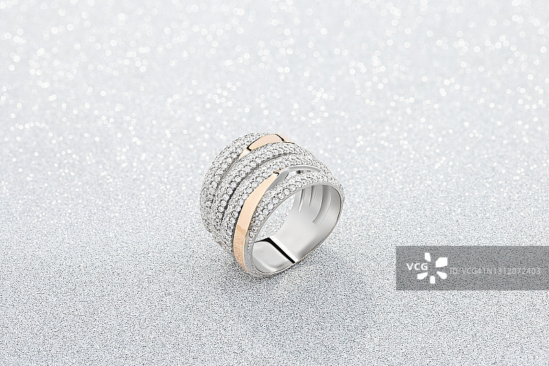 女银戒指饰以白色宝石在闪耀的背景图片素材