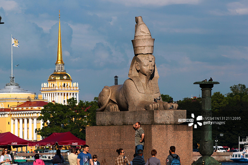 俄罗斯圣彼得堡- 2017年7月4日:来自底比斯的古埃及狮身人面像，位于帝国艺术学院前的大学河堤。图片素材
