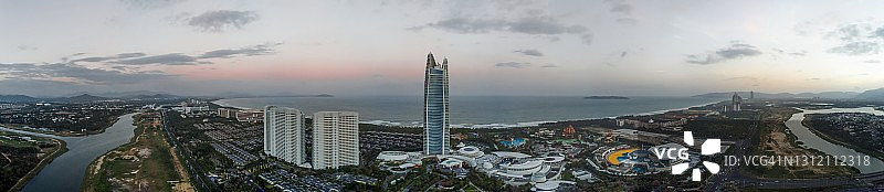 黄昏时分航拍三亚海棠湾和亚特兰蒂斯酒店图片素材