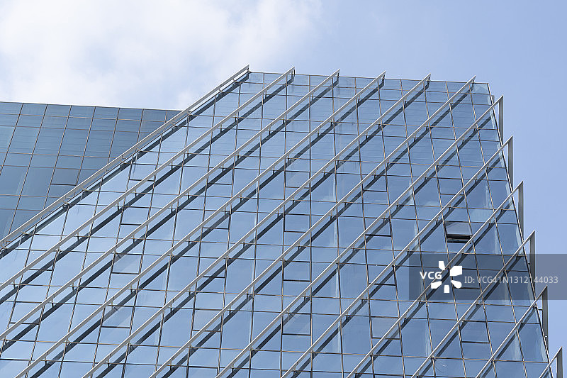 蓝天白云下的现代玻璃办公大楼图片素材
