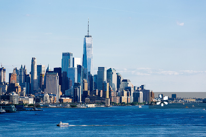 在一个晴朗的日子里，美国纽约，天空湛蓝，天空中有曼哈顿金融区和世界贸易中心一号大楼图片素材