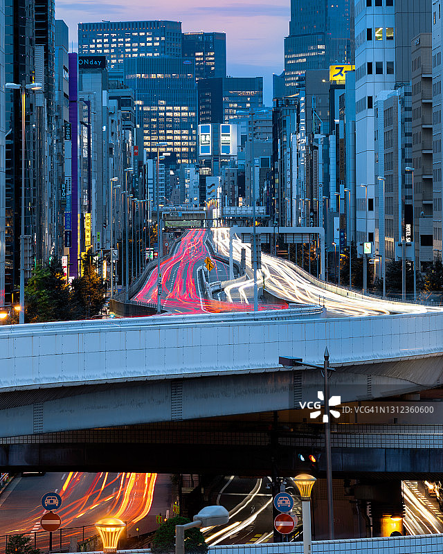 黄昏时分的东京高速公路图片素材