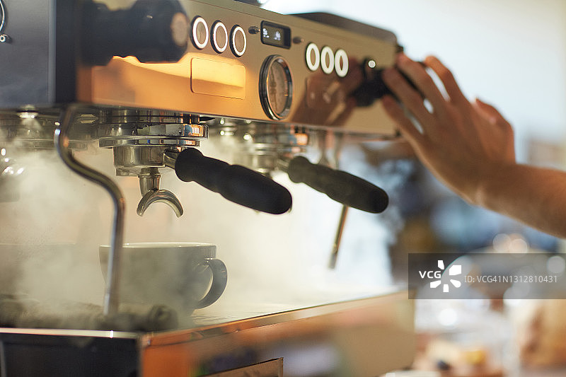 咖啡吧的蒸汽咖啡机图片素材