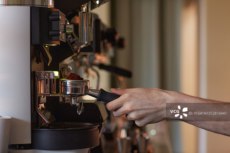 咖啡师使用咖啡机特写图片素材