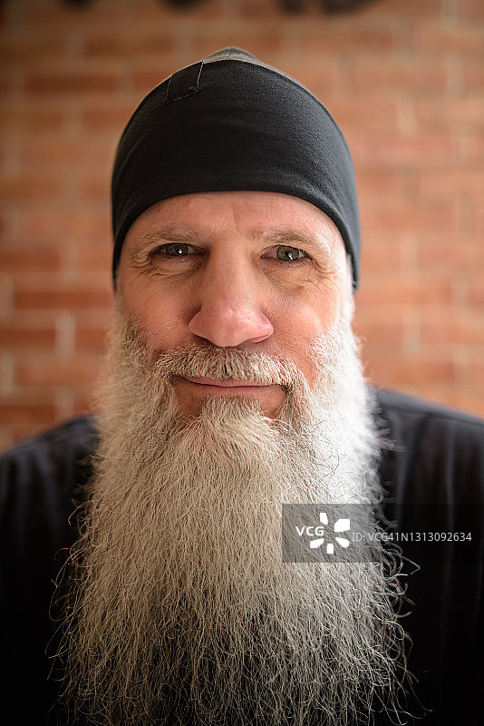 一个长着灰色长胡子的成熟男人的肖像图片素材