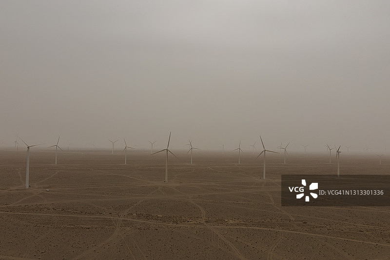 沙尘暴中的风力机鸟瞰图图片素材
