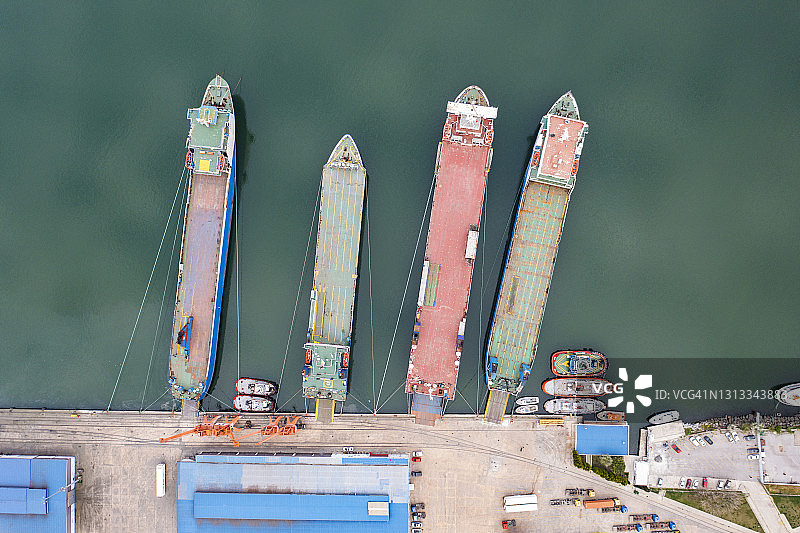鸟瞰图滚装船在一个港口。图片素材