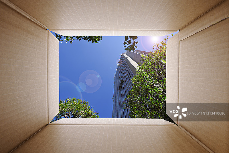 在阳光照射下，从纸板箱里看到的摩天大楼图片素材