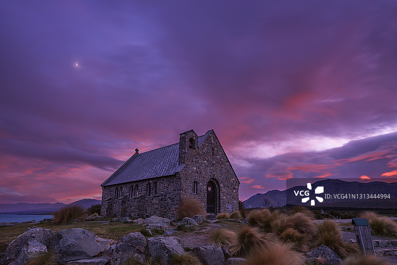 在特卡波湖的好牧人教堂的日出和黎明。特卡波湖，麦肯齐区，坎特伯雷，新西兰南岛，新西兰，大洋洲。图片素材
