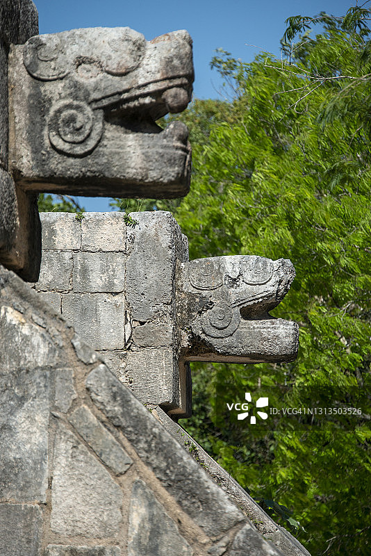 墨西哥尤卡坦半岛奇琴伊察的羽蛇雕塑。图片素材