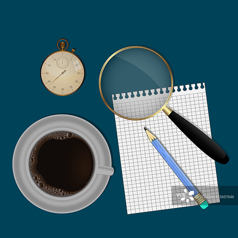 一杯咖啡，一个放大镜，一支铅笔和一张笔记本。图片素材