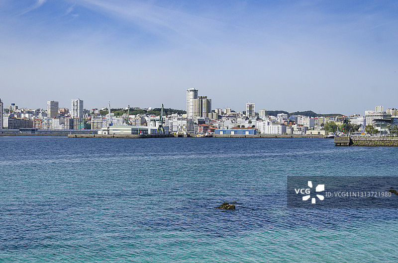 港口和城市A Coruña从El Paseo Marítimo在O Parrote，西班牙加利西亚图片素材