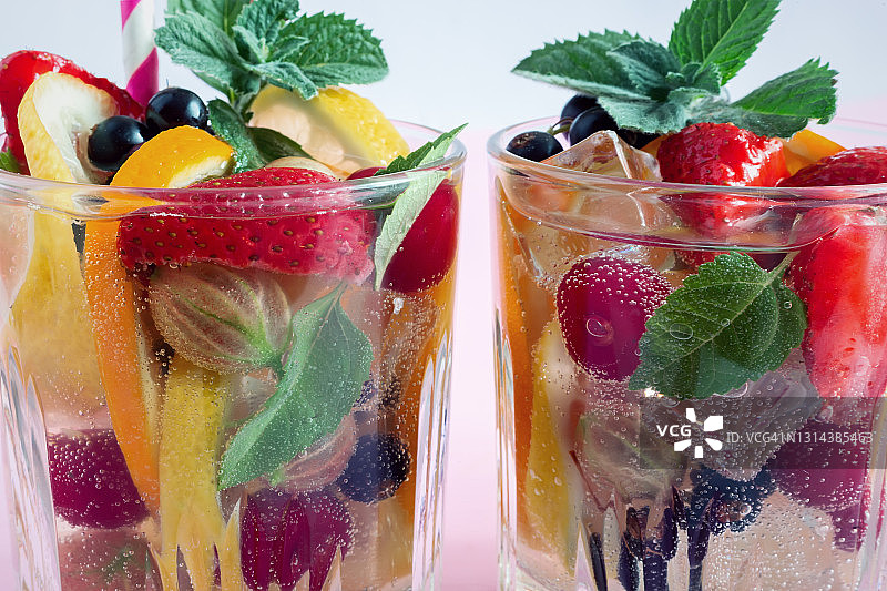 自制的夏日清凉水果和浆果鸡尾酒。图片素材