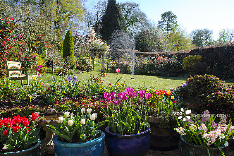 英国家庭花园春季喷水灭火系统的应用。图片素材