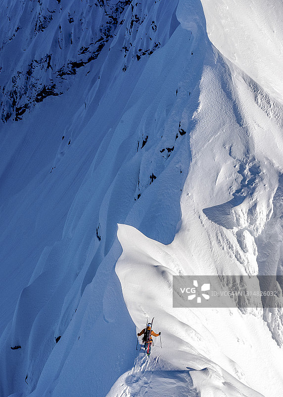 滑雪登山运动员攀登雪山山脊图片素材