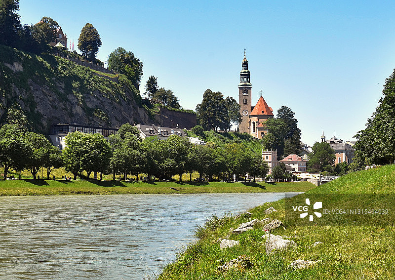 萨尔茨堡古城来自萨尔扎克河图片素材