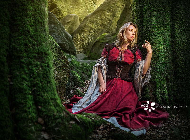 美丽的金发女性幻想维京战士公主在童话的背景图片素材